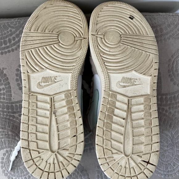 GIRLS Nike Air Jordan 1 Low KIDS - Picture 4 of 6